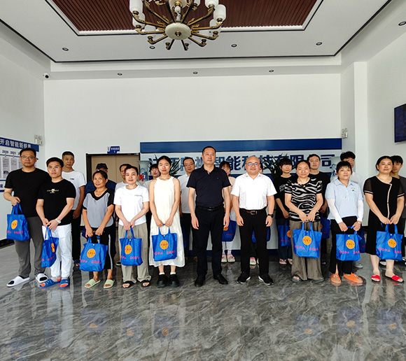 Prendre soin des employés, apporter de la fraîcheur dans la soie d'été de Shanghai