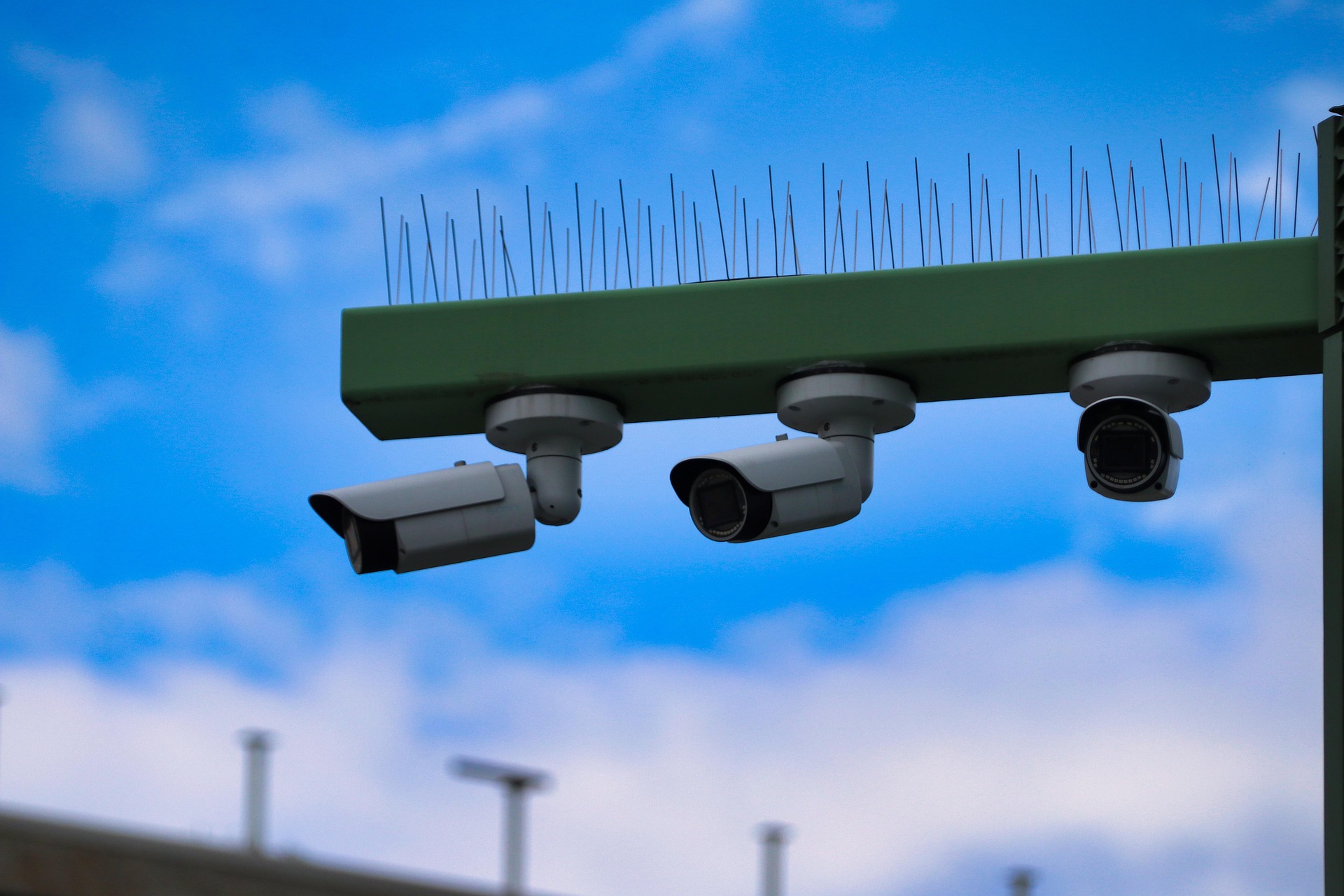 Percées dans la technologie des lentilles de sécurité à faible luminosité : lumière noire F1.0 vs éclairage infrarouge