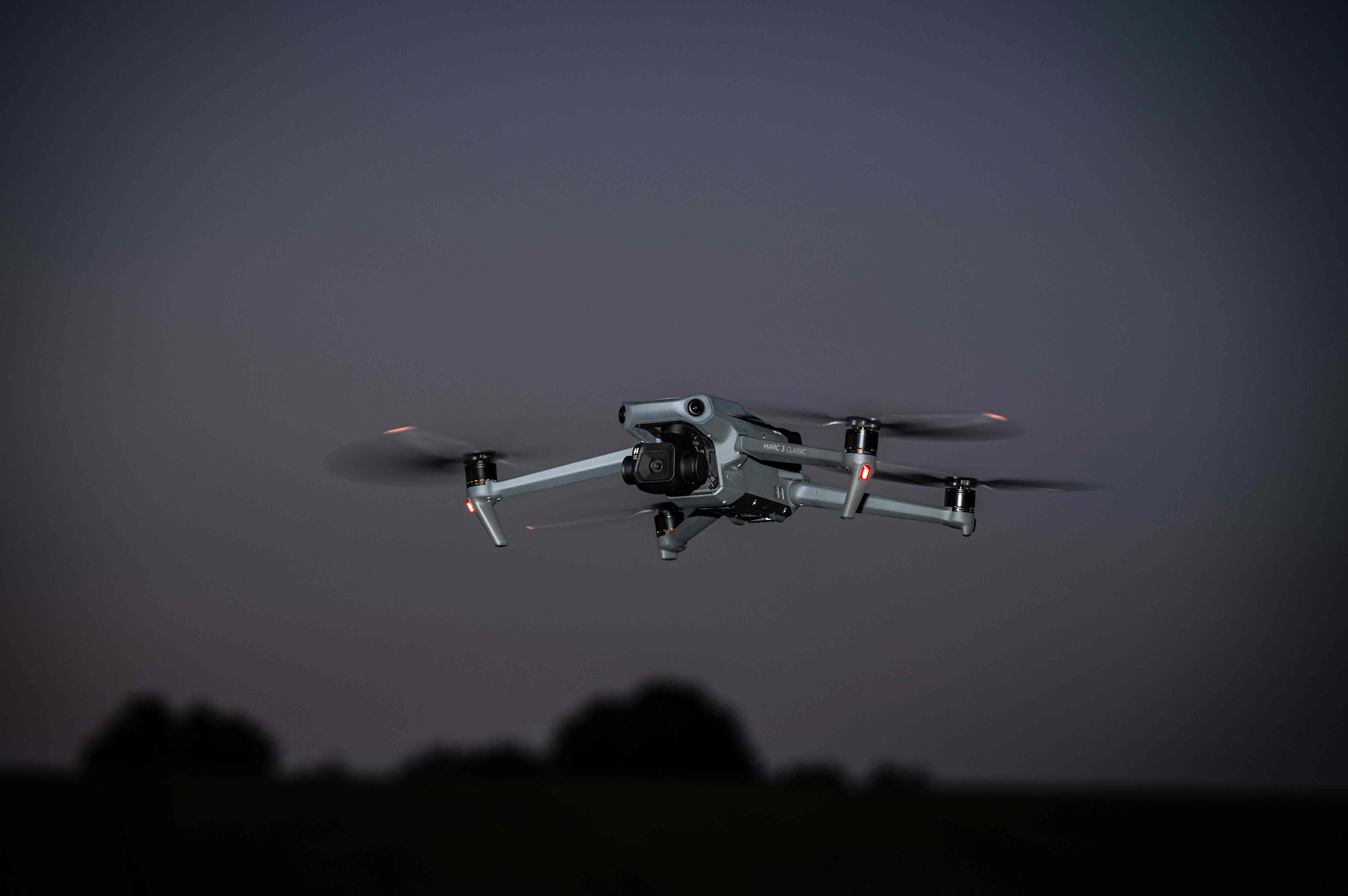 F1.0 vs IR : quel objectif gagne pour les vols de nuit FPV ?